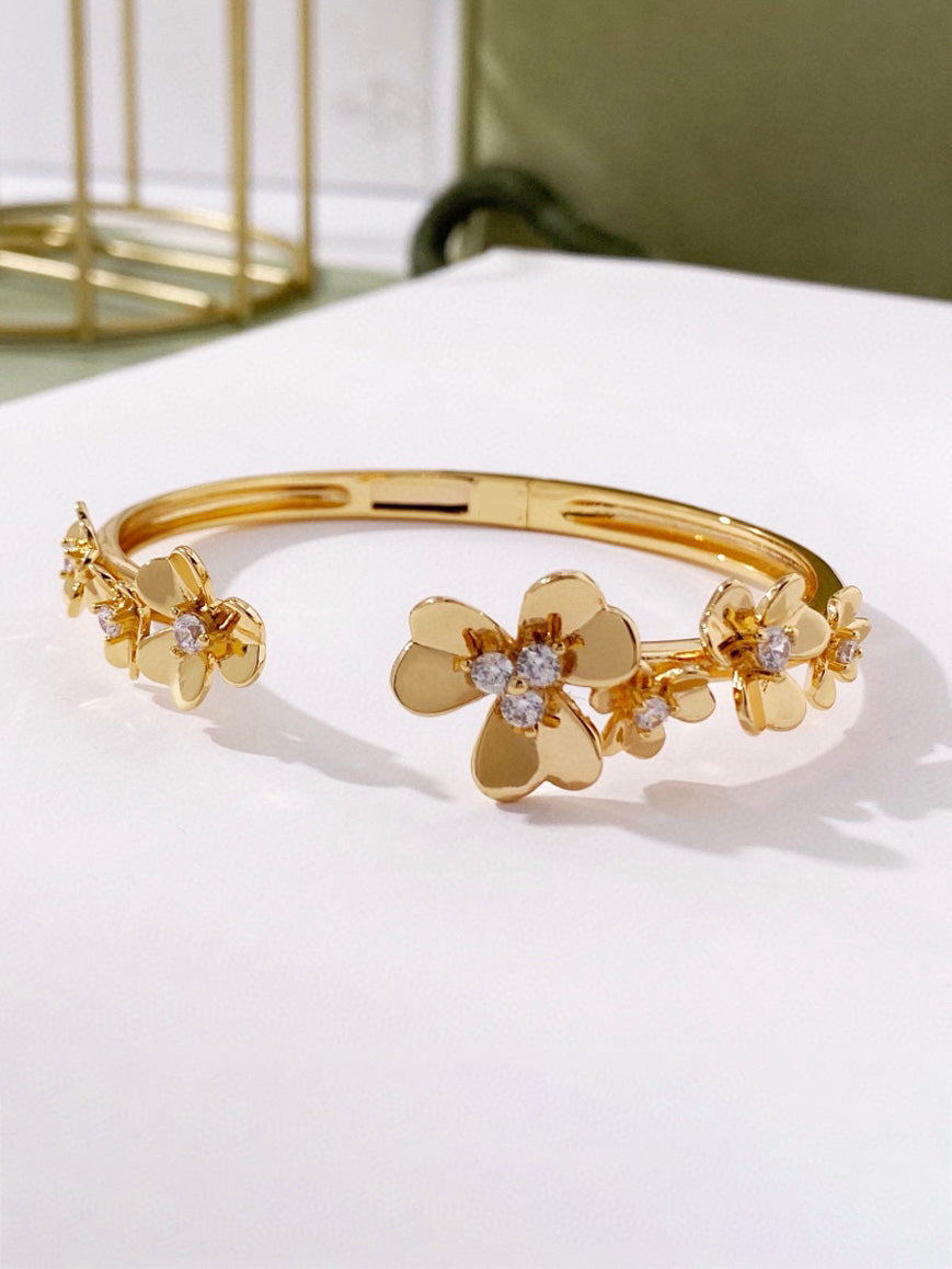اسواره فان كليف ملتي فلاور اسواره van cleef ذهبي