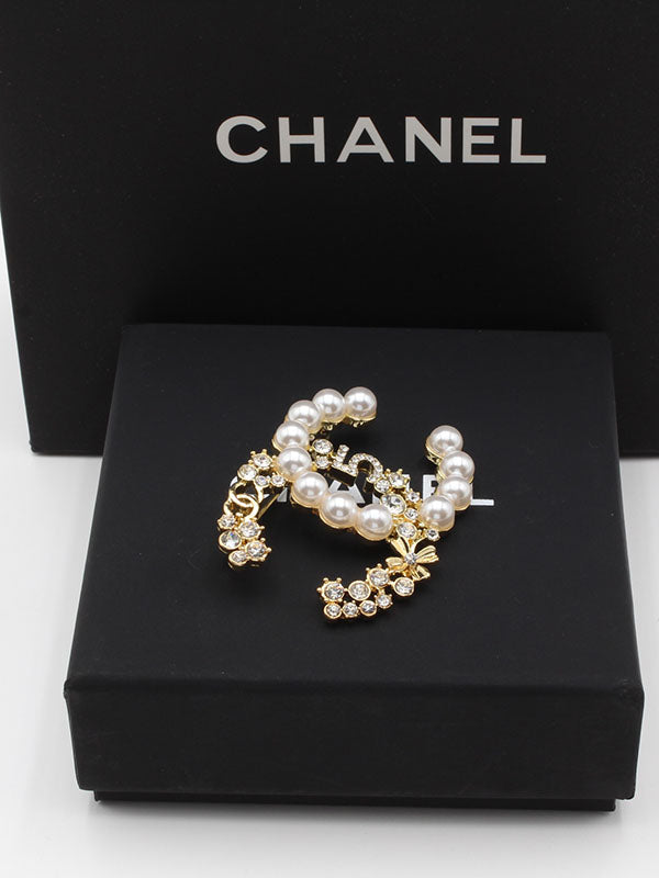 بروش شانيل هاف بيرل بروش chanel