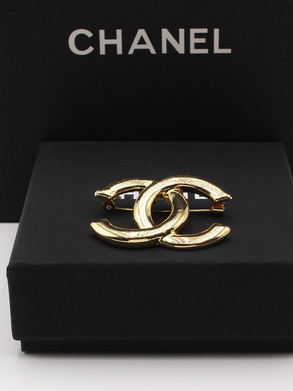 بروش شانيل ميتال ذهبي بروش chanel ذهبي