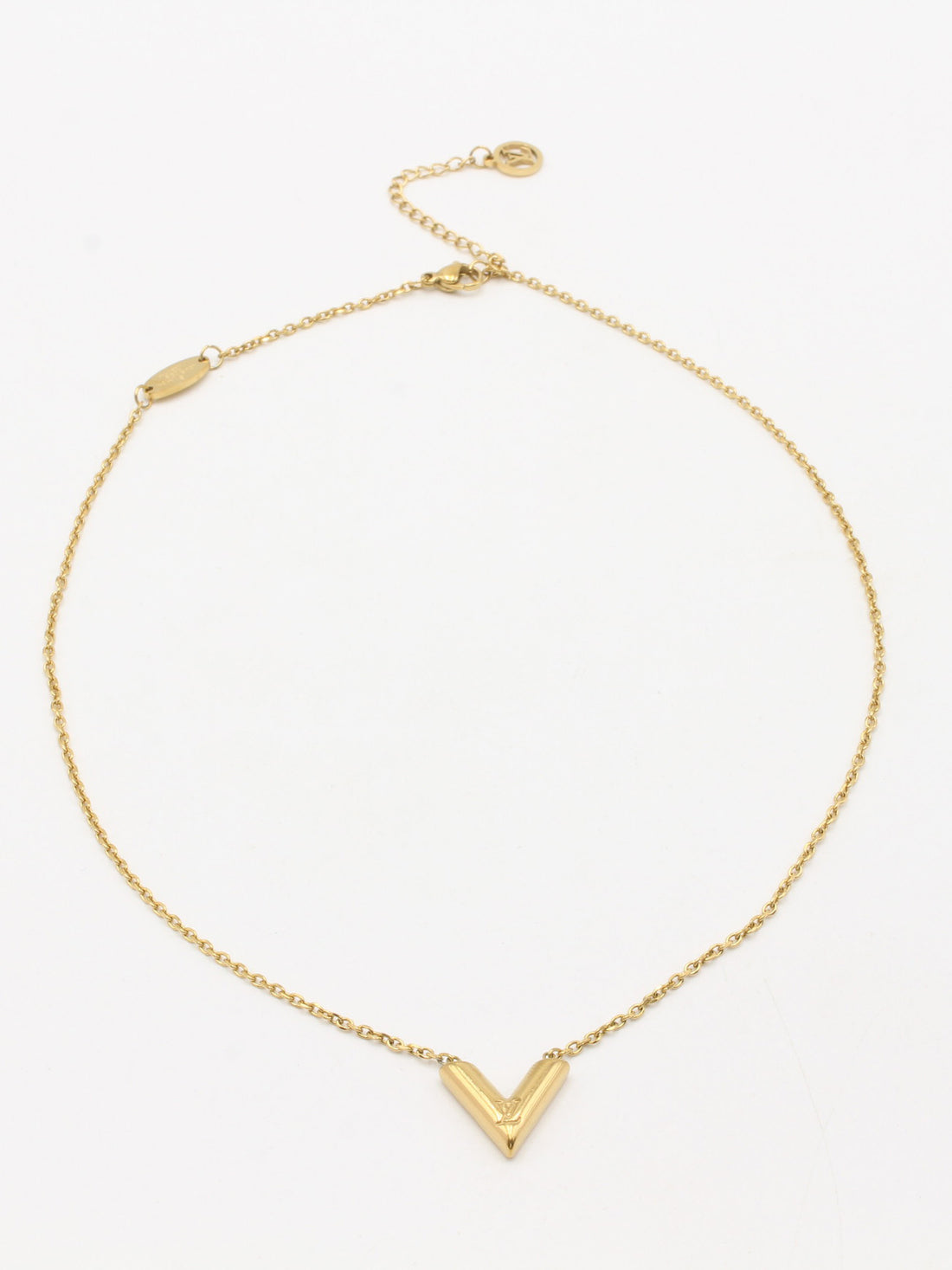 سلسال ال في بحرف V ذهبي سلسال louis vuitton