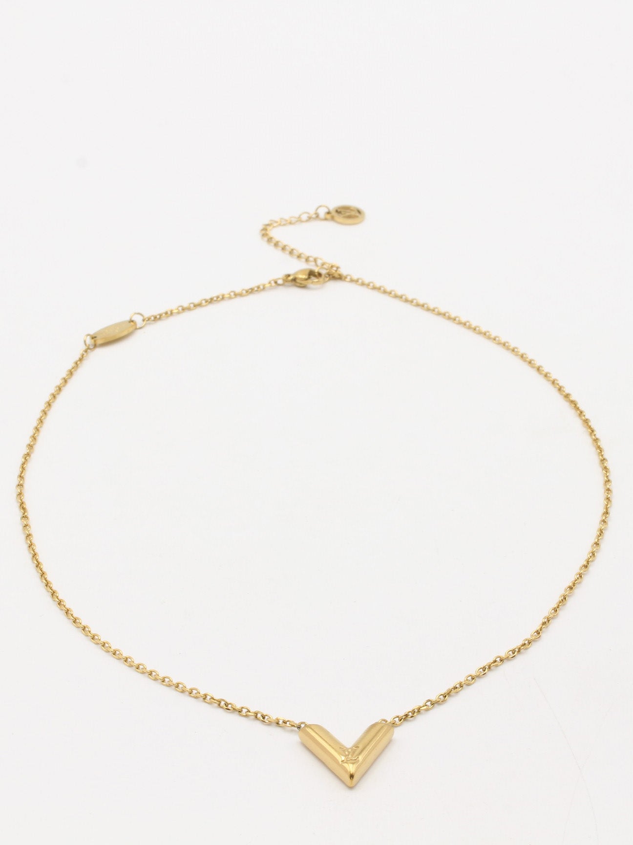 سلسال ال في بحرف V ذهبي سلسال louis vuitton