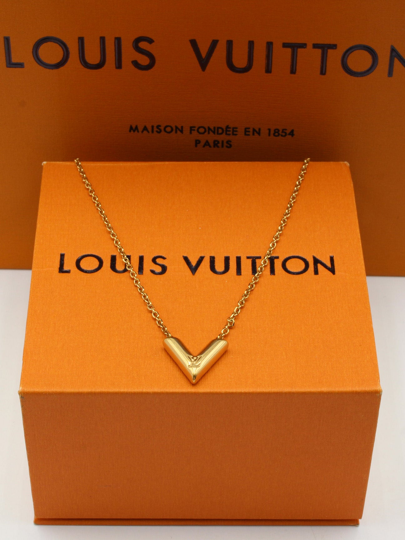 سلسال ال في بحرف V ذهبي سلسال louis vuitton ذهبي