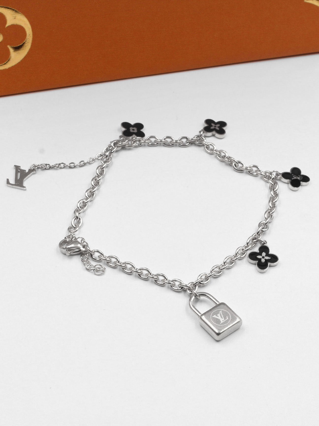 اساور لويس فيتون كي قولد اند بلاك اسواره louis vuitton فضي