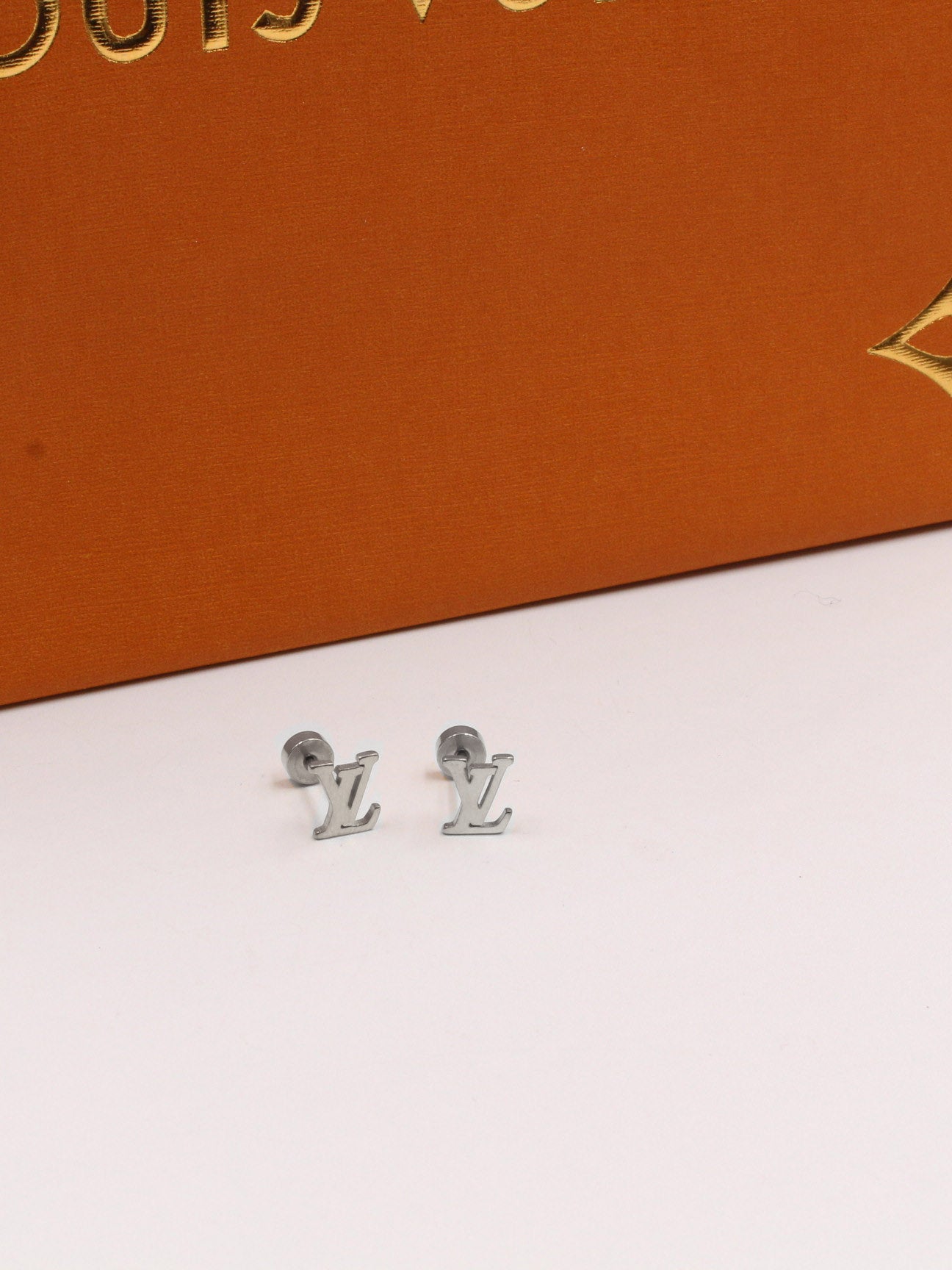 حلق لويس فيتون صغير لوقو حلق louis vuitton فضي