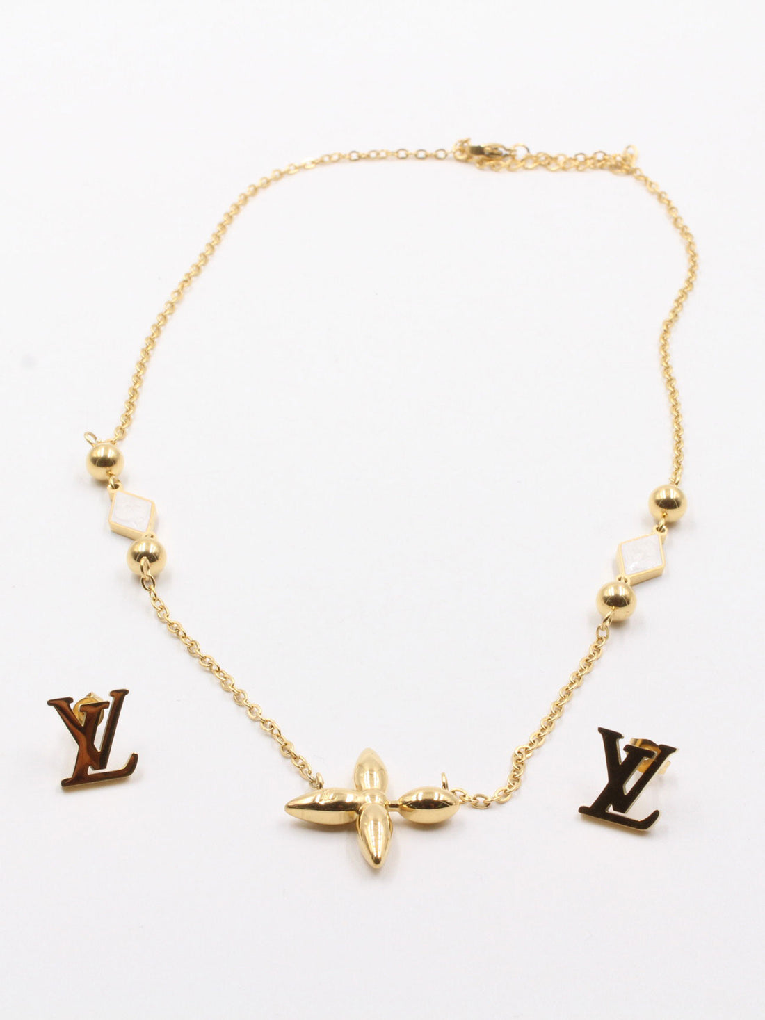 طقم لويس فيتون قولد لوقو اطقم louis vuitton ذهبي