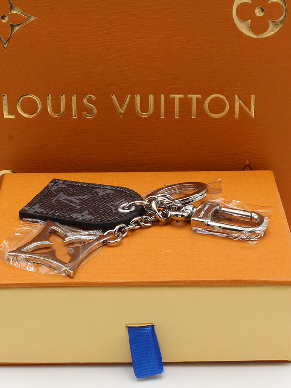 ميدالية لويس فيتون فضي لوقو ميدالية louis vuitton