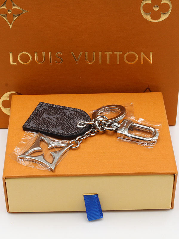 ميدالية لويس فيتون فضي لوقو ميدالية louis vuitton بني
