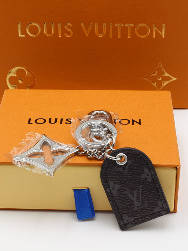 ميدالية لويس فيتون فضي لوقو ميدالية louis vuitton