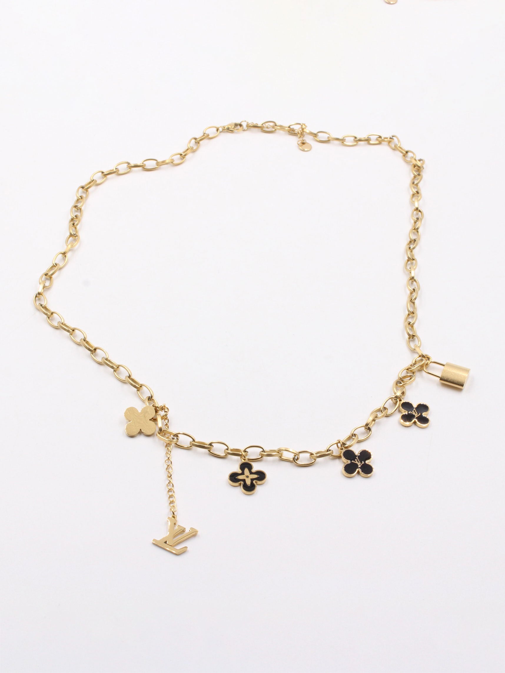 سلسال لويس فيتون ورود اسود سلسال louis vuitton