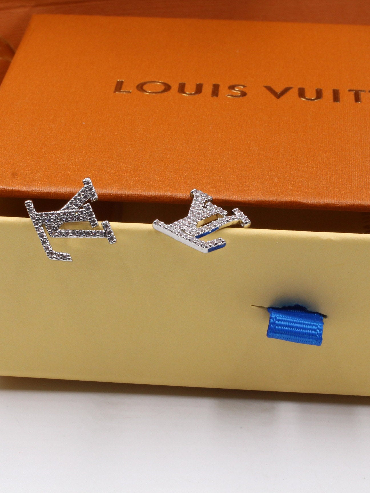 حلق لويس فيتون لوقو زركون حلق louis vuitton فضي