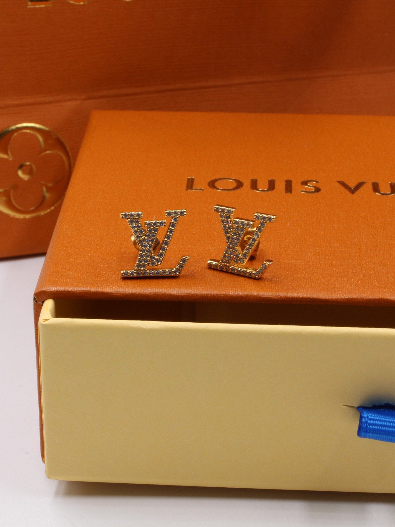 حلق لويس فيتون لوقو زركون حلق louis vuitton ذهبي