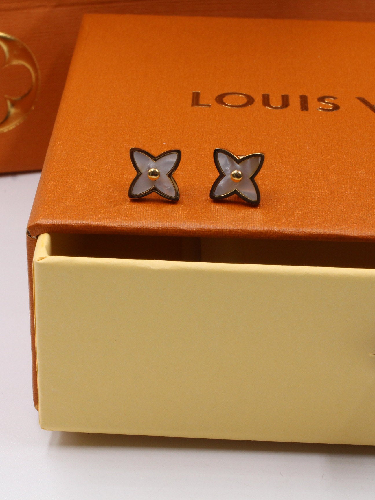 حلق لويس فيتون ستار صغير حلق louis vuitton