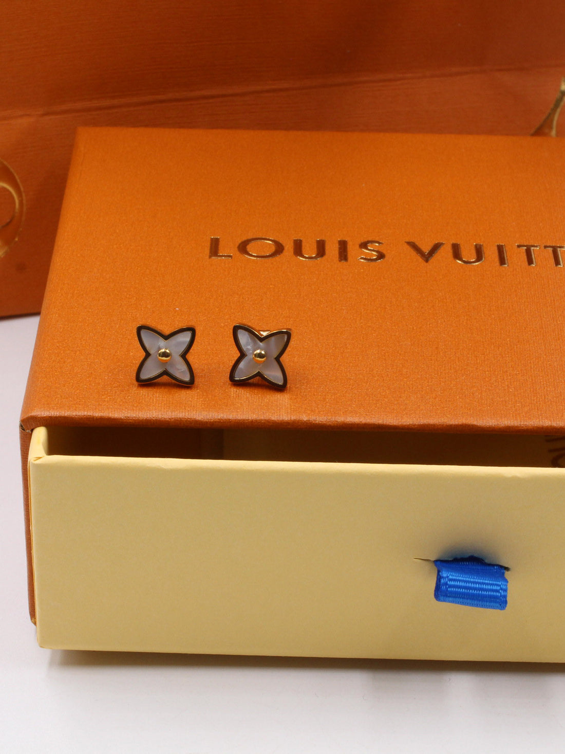 حلق لويس فيتون ستار صغير حلق louis vuitton ذهبي