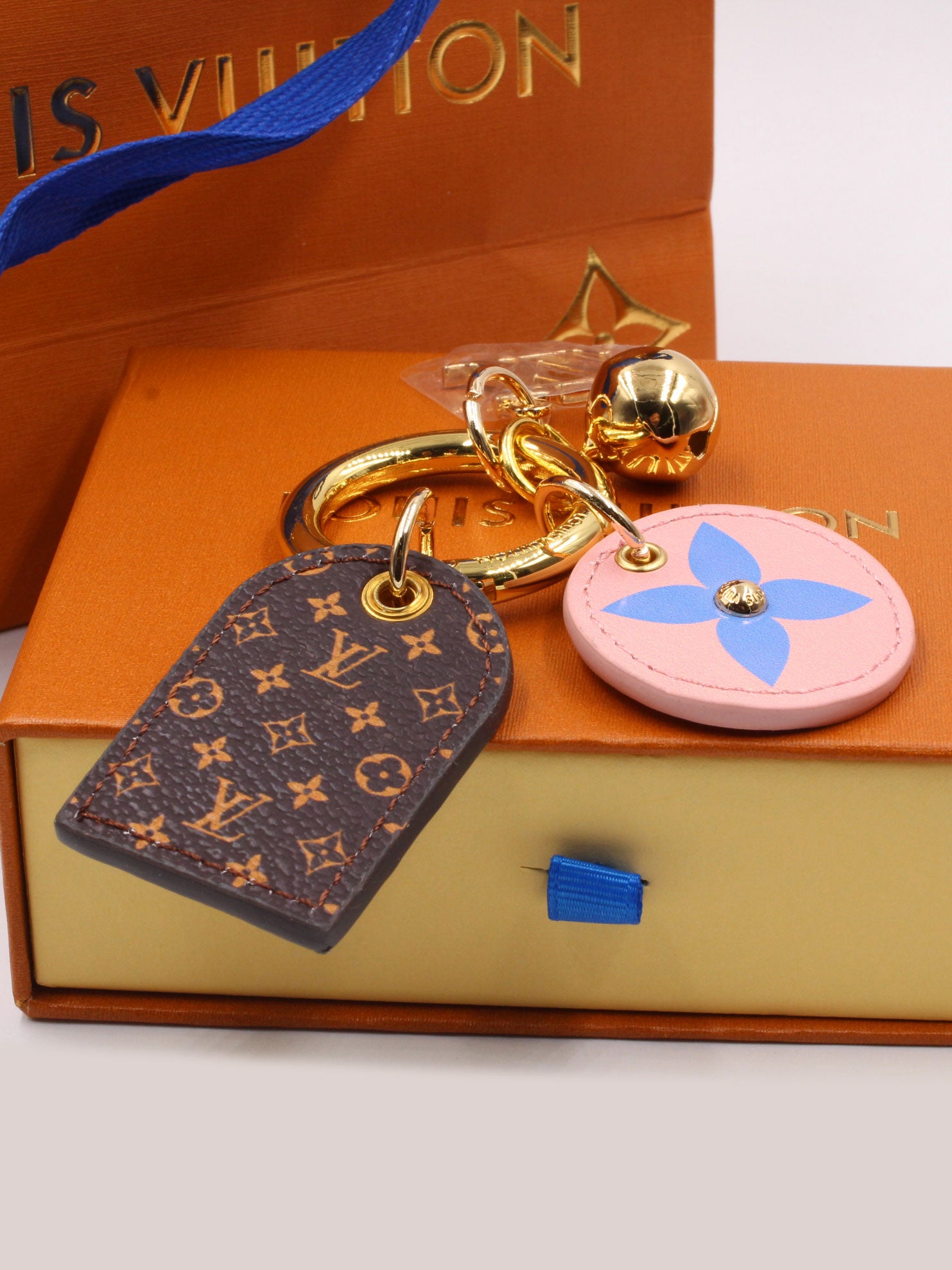 ميدالية لويس فيتون مكس لوقو ميدالية louis vuitton ذهبي