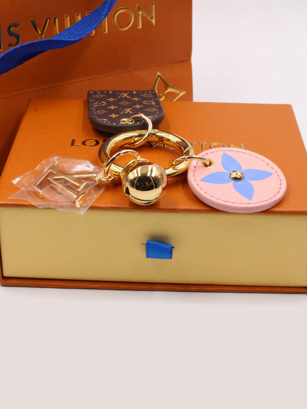 ميدالية لويس فيتون مكس لوقو ميدالية louis vuitton