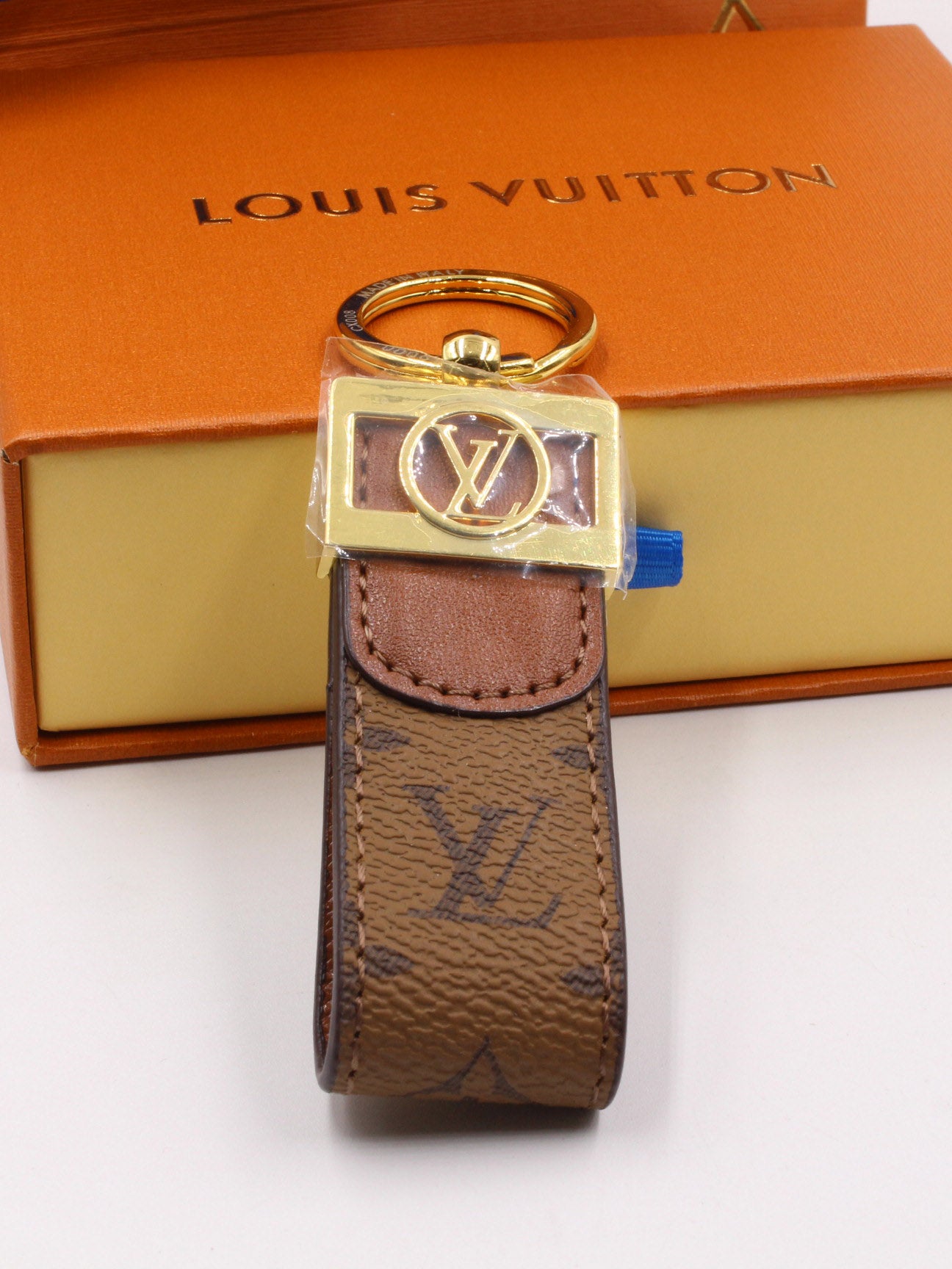 ميدالية لويس فيتون براون لوقو ميدالية louis vuitton