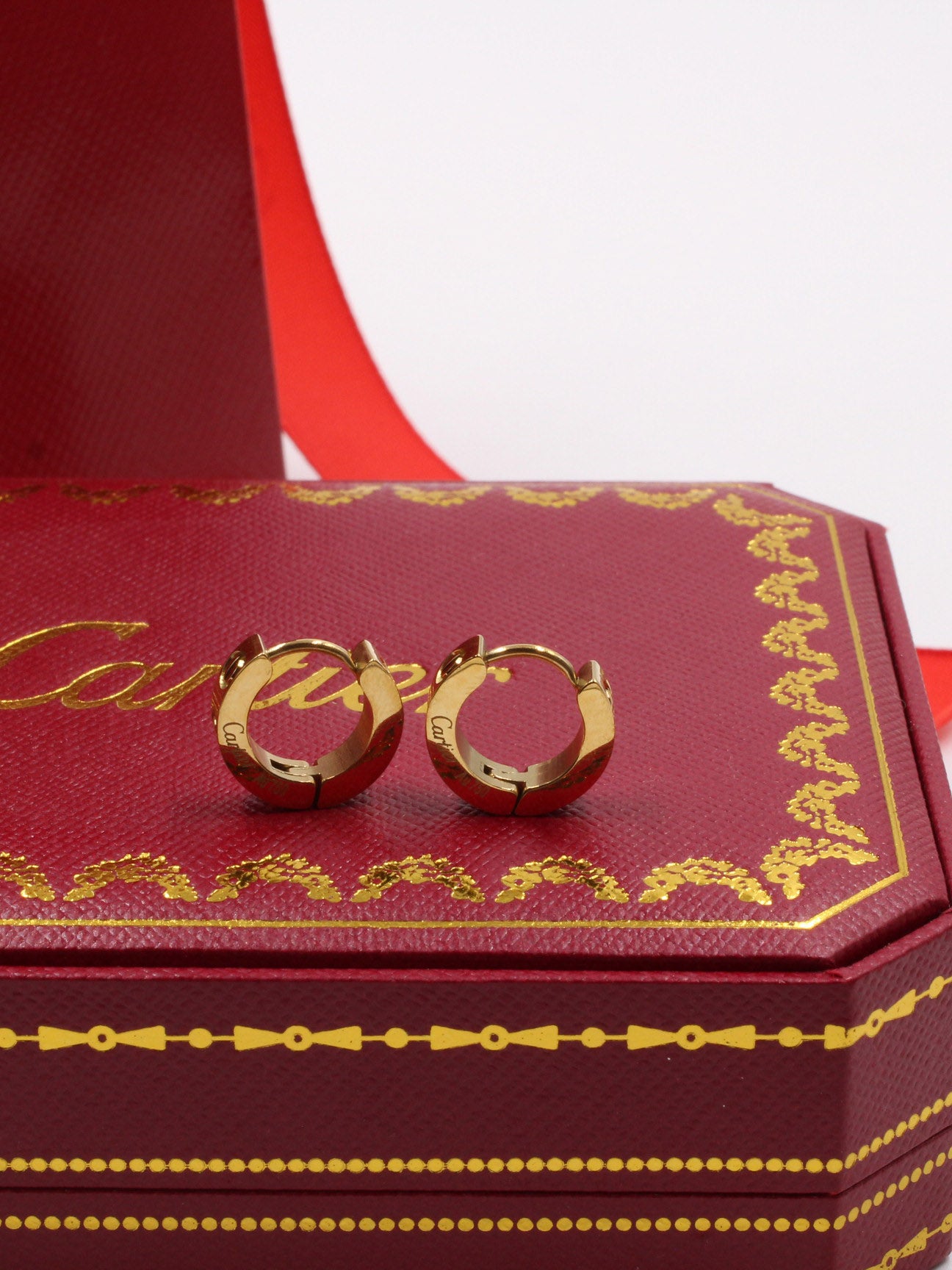 حلق كارتير مدور كبس ذهبي حلق CARTIER