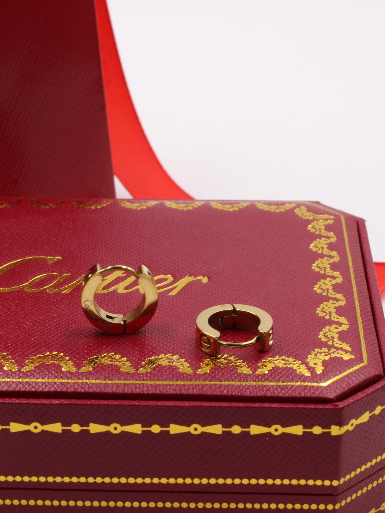 حلق كارتير مدور كبس ذهبي حلق CARTIER