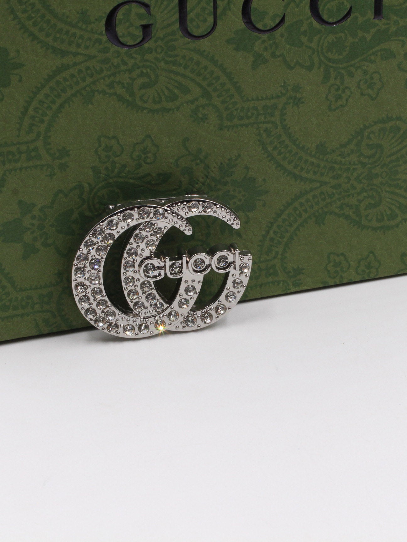 بروش قوتشي كريستال لوقو بروش gucci فضي