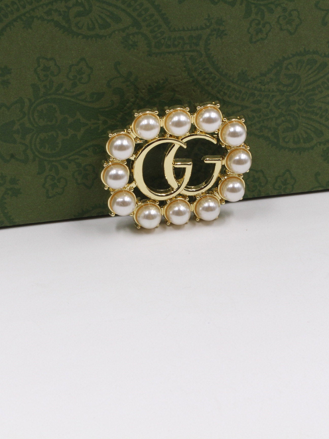 بروش قوتشي لولو بيرل بروش gucci ذهبي