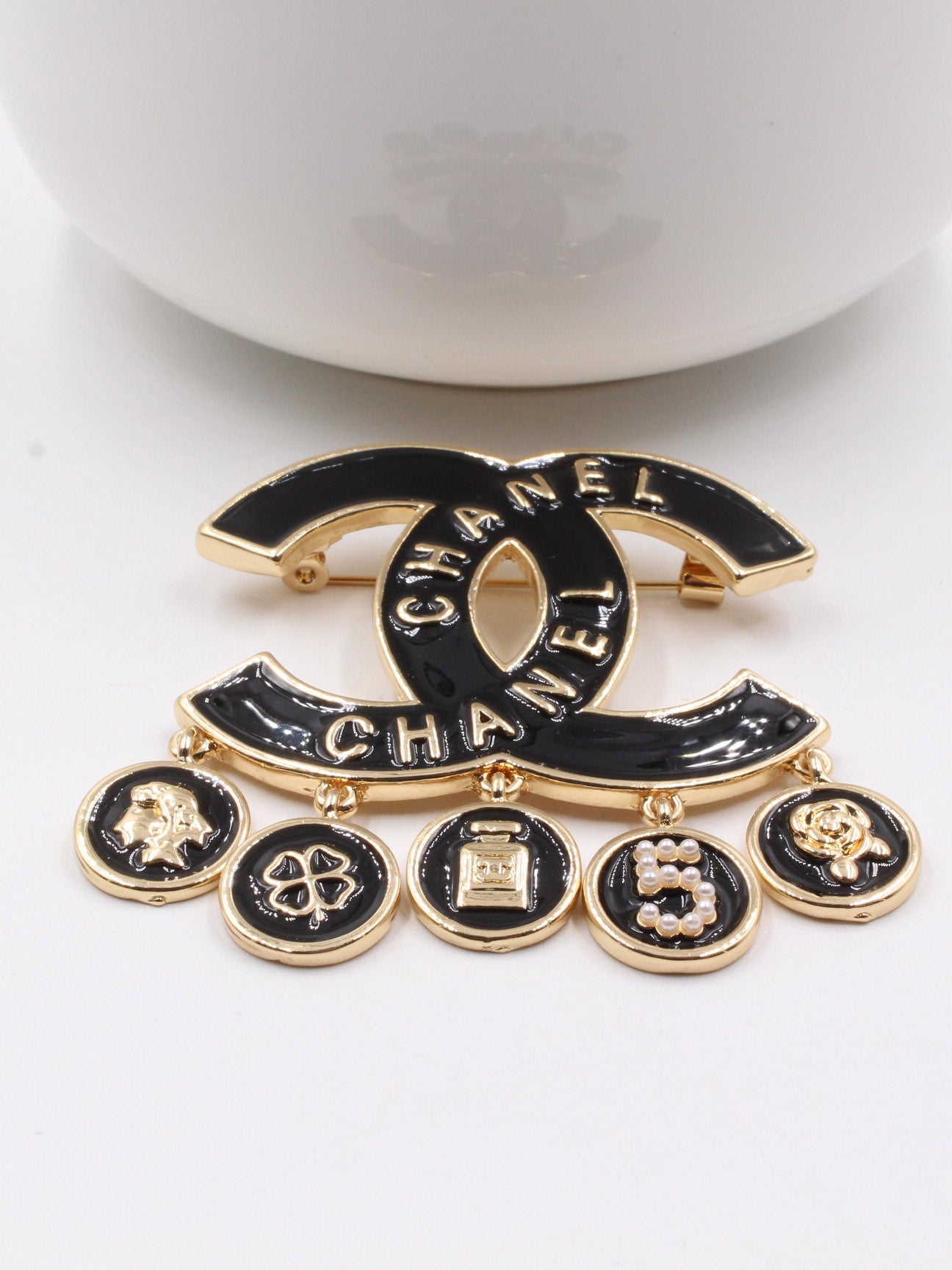 بروش شانيل اسود كبير بروش chanel ذهبي