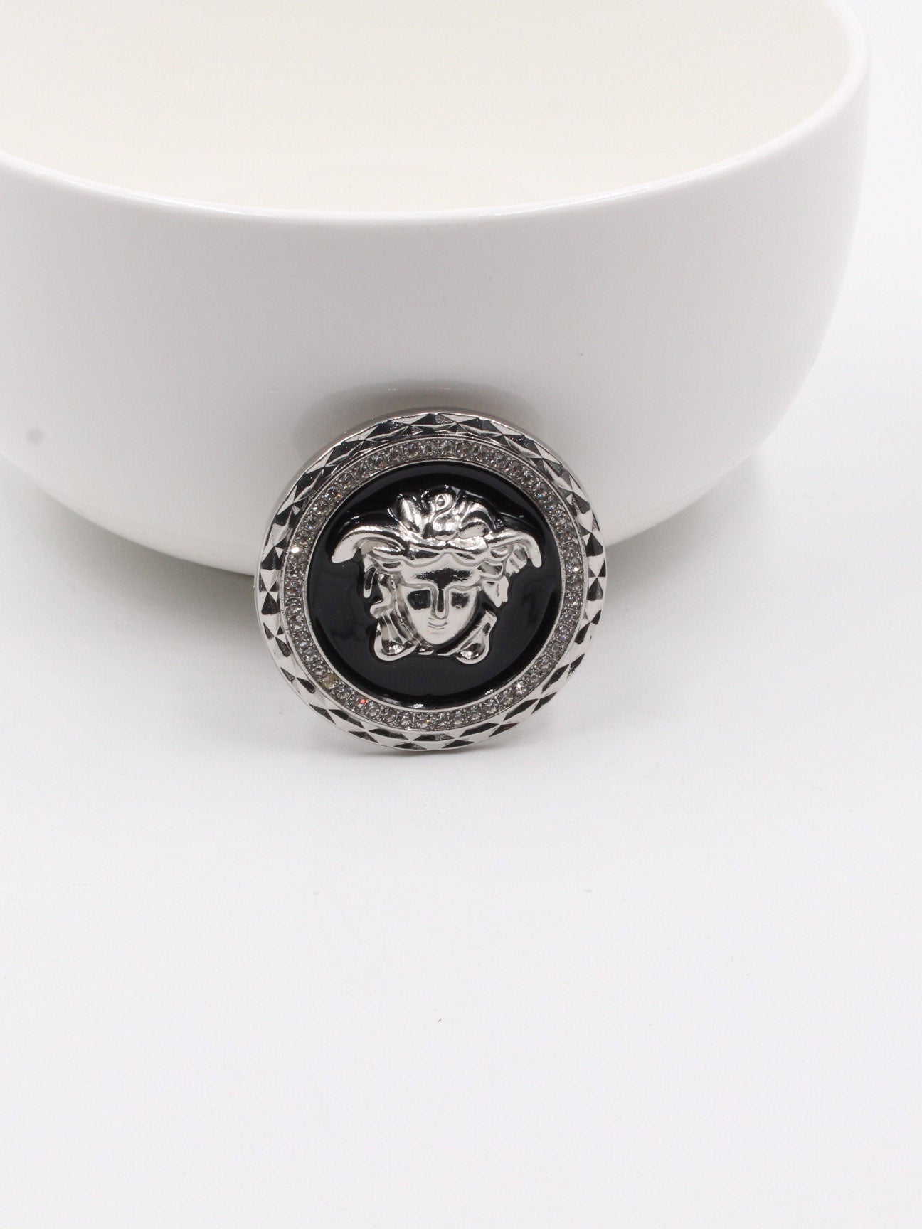 بروش فيرساتشي بروش versace اسود