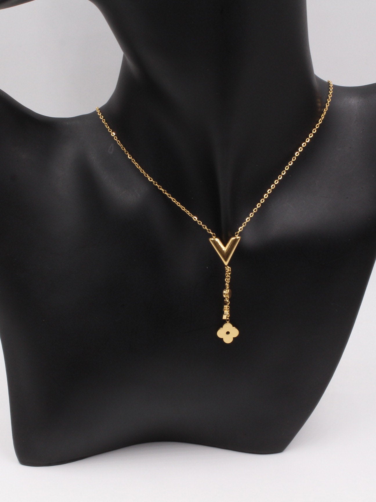 سلسال لويس فيتون V سلسال louis vuitton