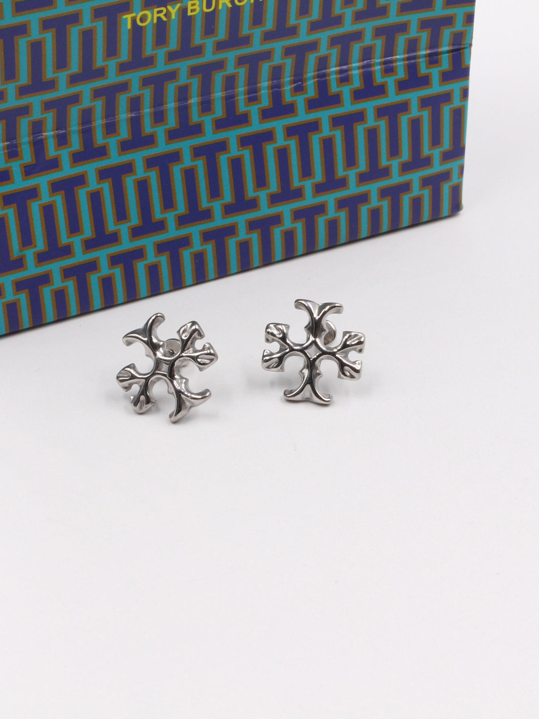 حلق توري بورش لوقو حلق tory burch فضي