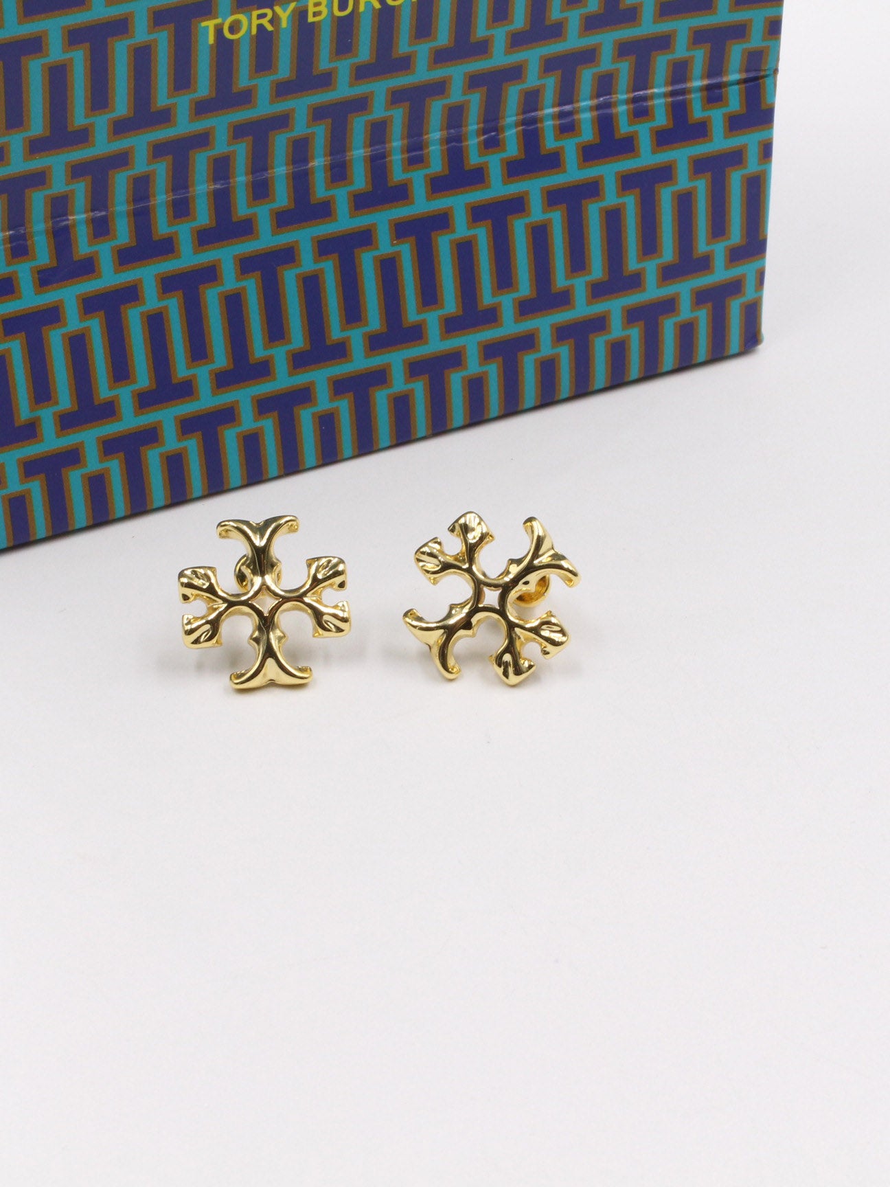 حلق توري بورش لوقو حلق tory burch ذهبي