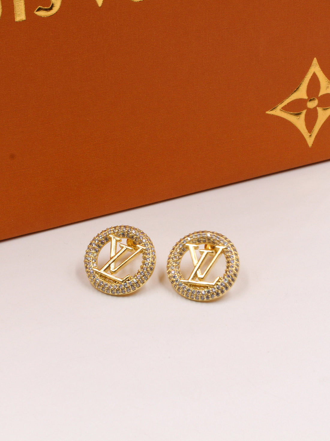 حلق لويس فيتون زركون مدور لوقو حلق louis vuitton ذهبي