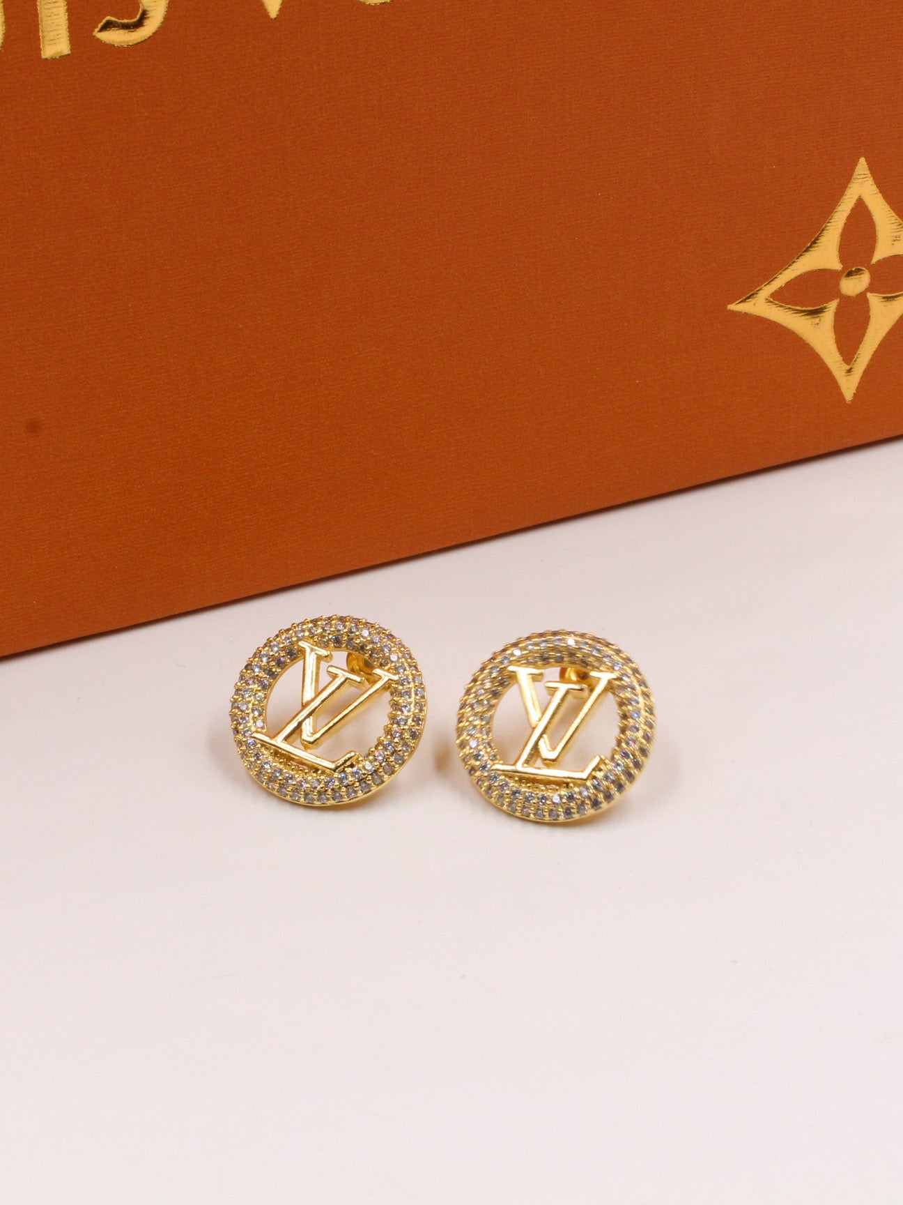 حلق لويس فيتون زركون مدور لوقو حلق louis vuitton ذهبي