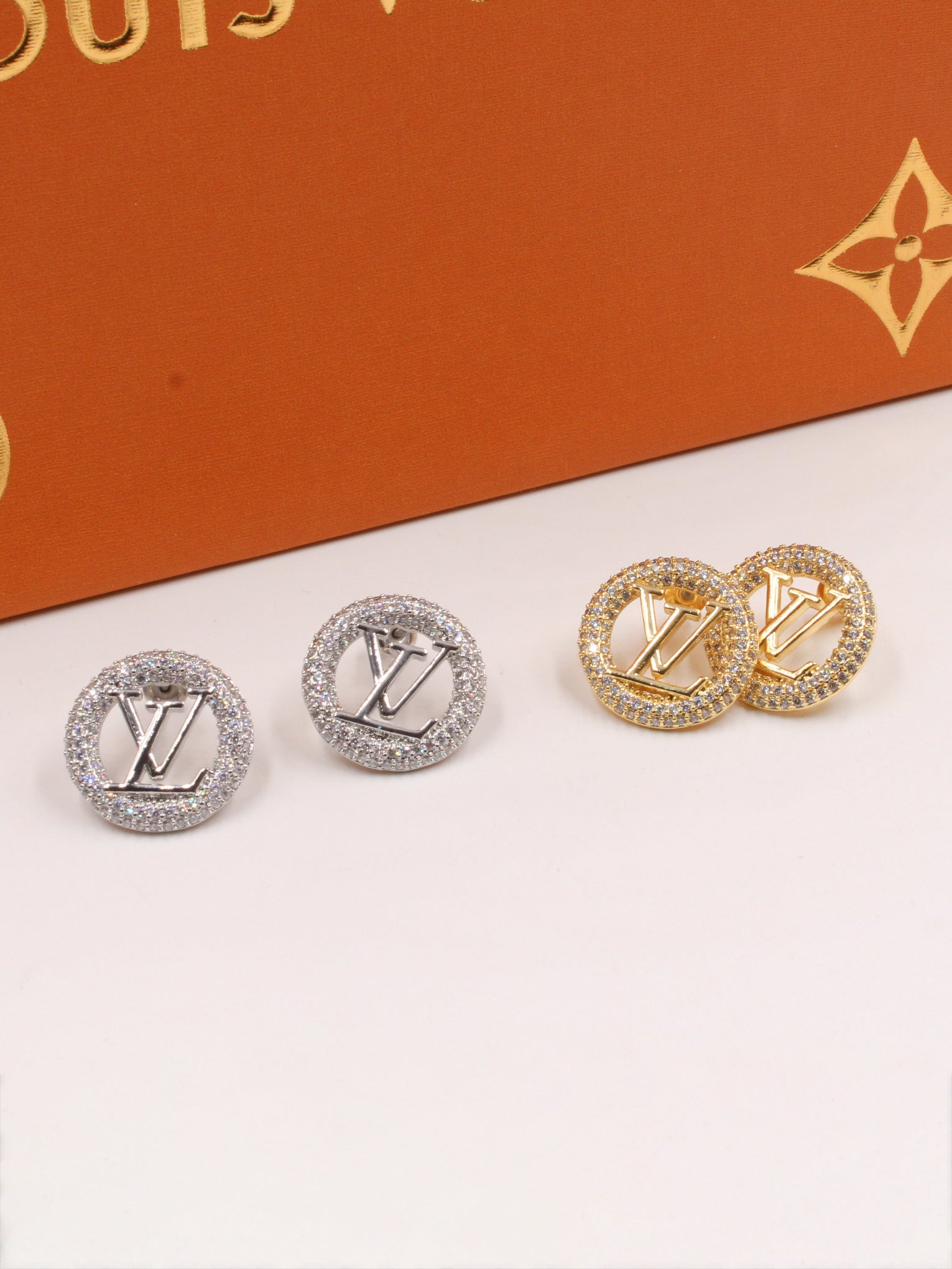 حلق لويس فيتون زركون مدور لوقو حلق louis vuitton