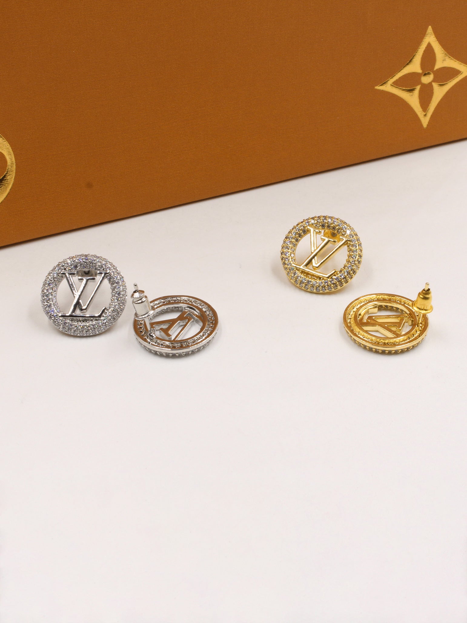 حلق لويس فيتون زركون مدور لوقو حلق louis vuitton