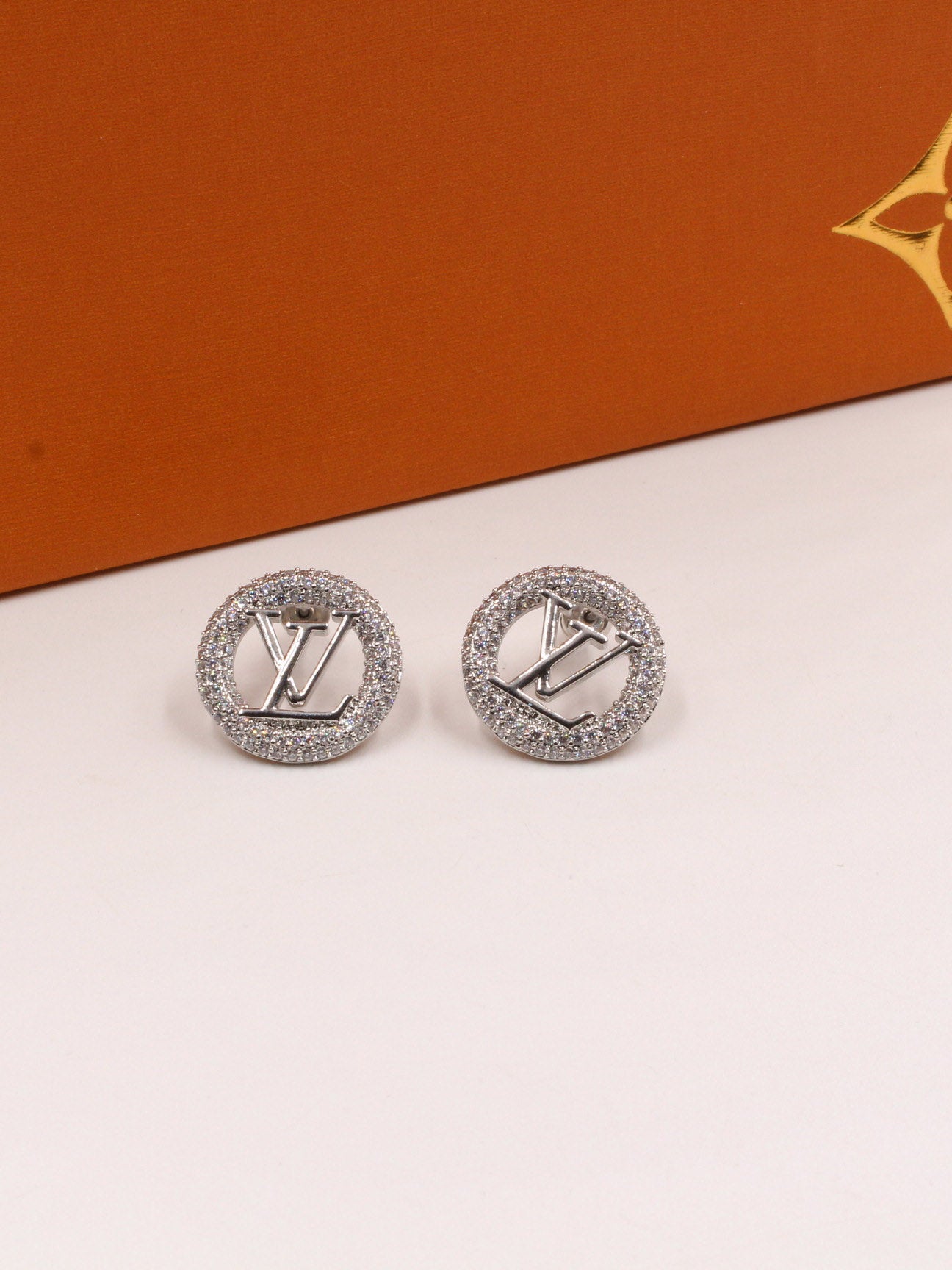 حلق لويس فيتون زركون مدور لوقو حلق louis vuitton فضي