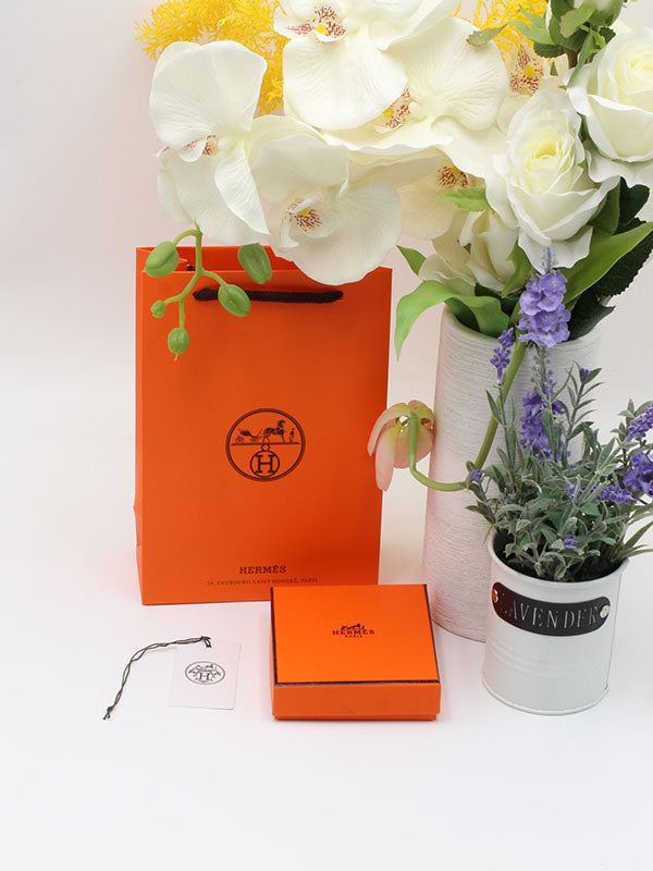 ملحقات هيرمز للاكسسوارات وسط هدايا HERMES