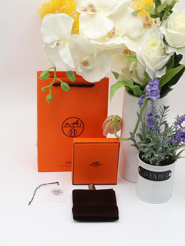 ملحقات هيرمز للاكسسوارات وسط هدايا HERMES
