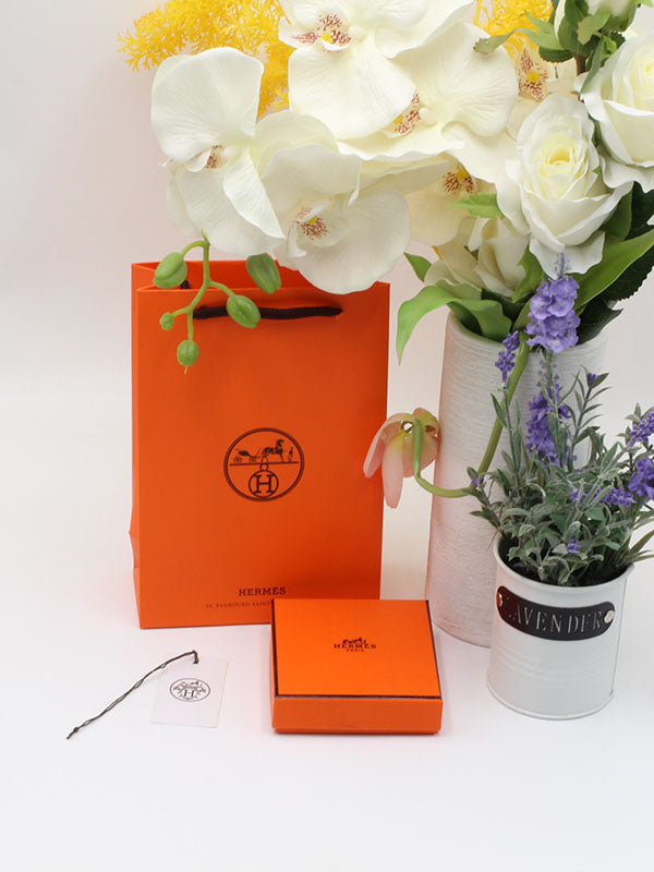 ملحقات هيرمز للاكسسوارات وسط هدايا HERMES