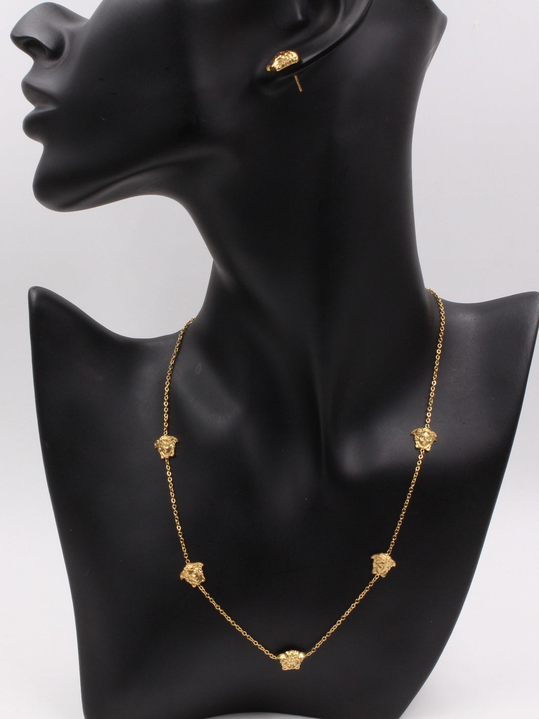 طقم فيرساتشي ذهبي اطقم versace