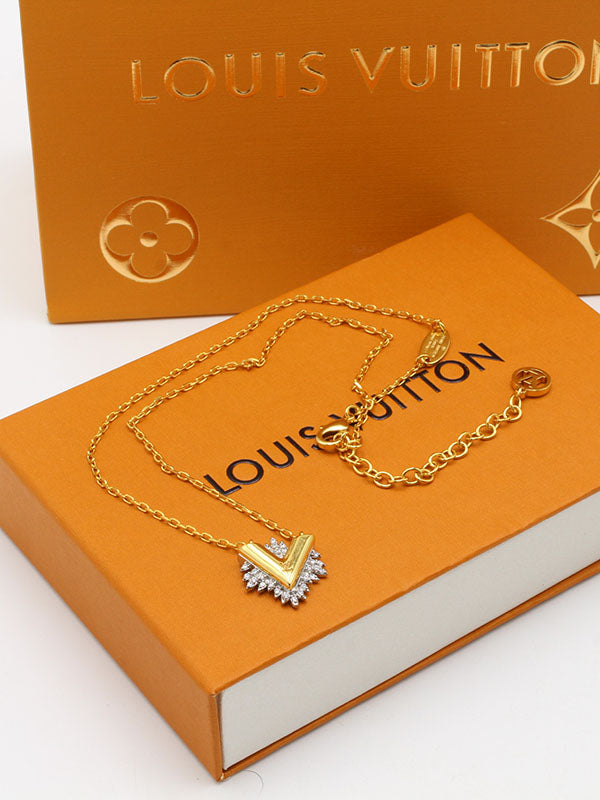 سلسال لويس فيتون زركون حرف v لوقو سلسال louis vuitton
