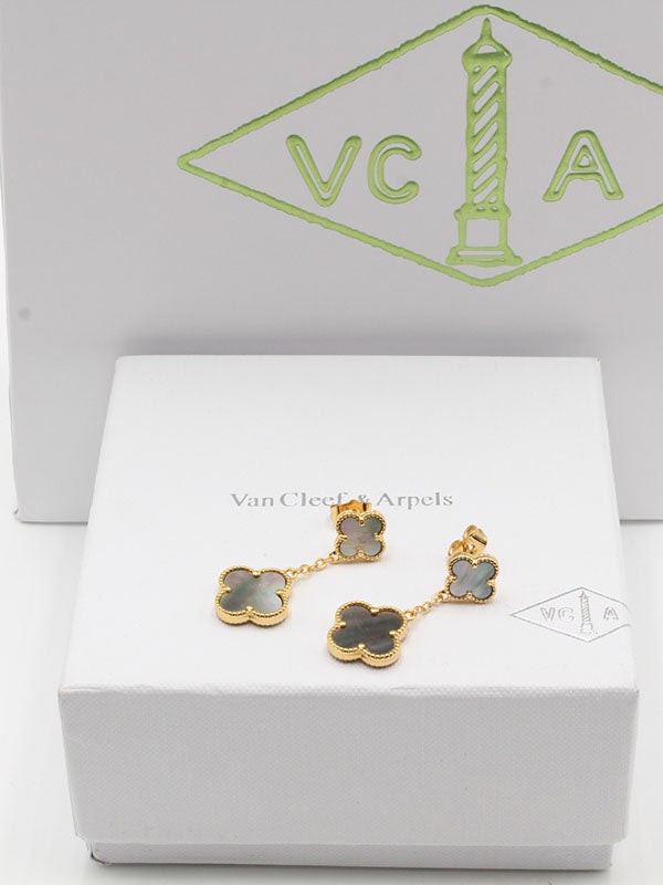 فان كليف حلق وردتين صدف طبيعي حلق van cleef رمادي