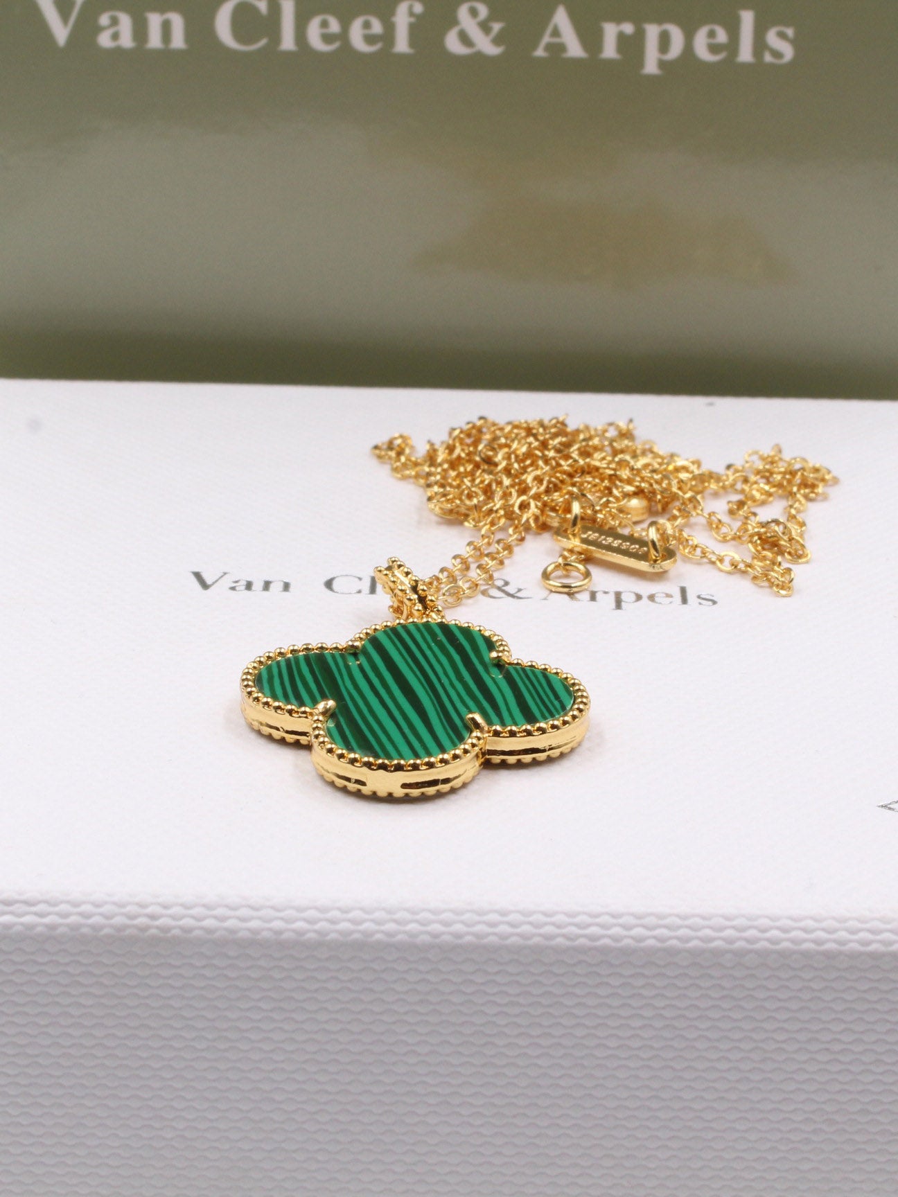 سلسال فان كليف طويل ذهبي سلسال van cleef اخضر