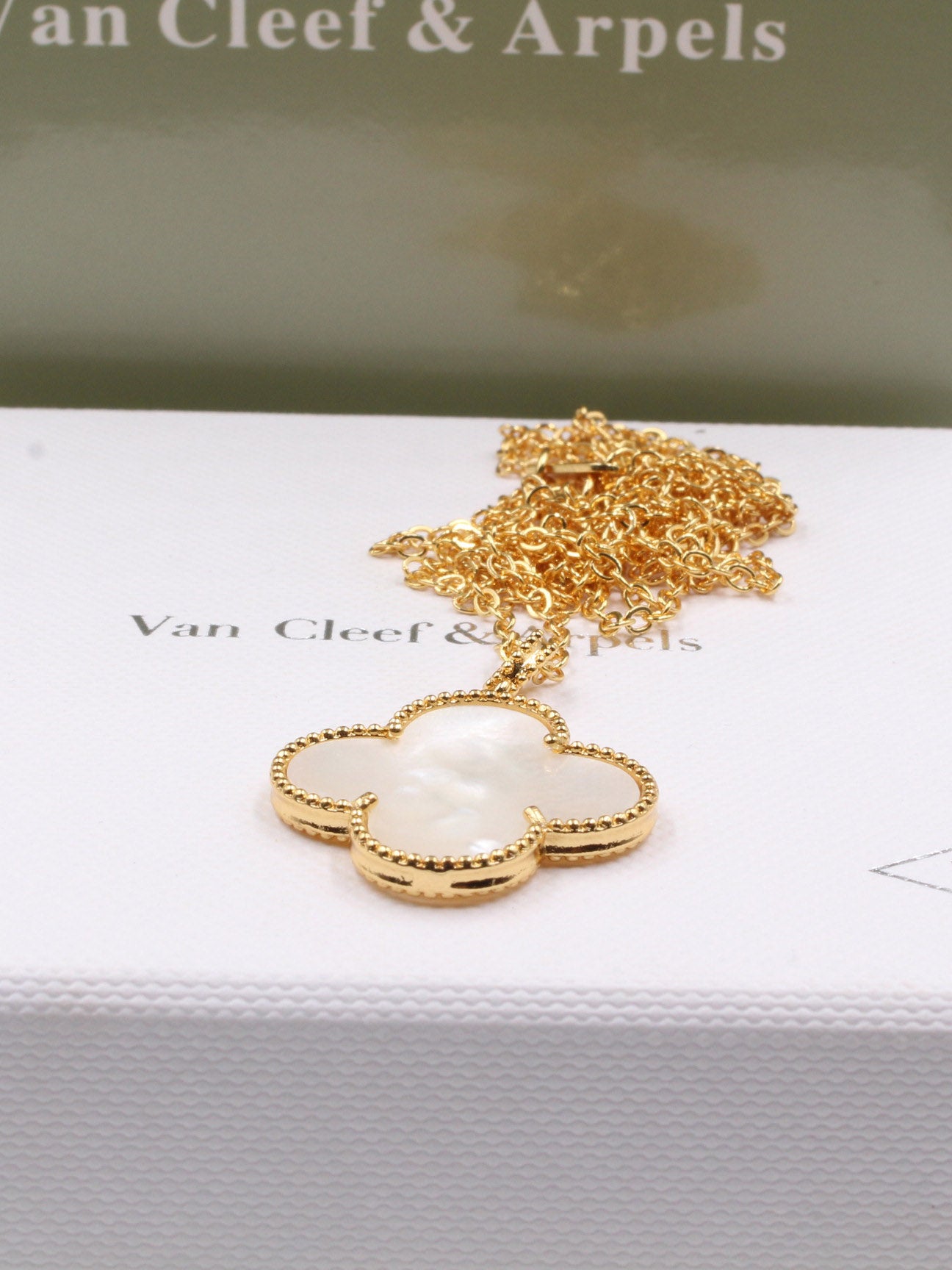 سلسال فان كليف طويل ذهبي سلسال van cleef ابيض