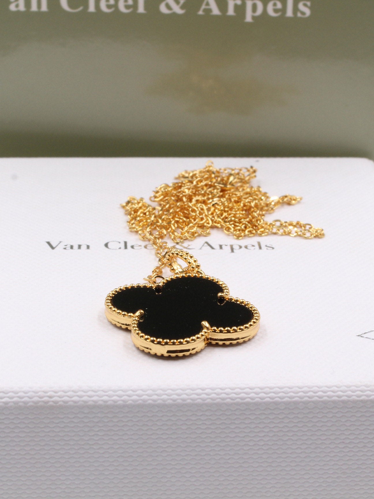 سلسال فان كليف طويل ذهبي سلسال van cleef اسود