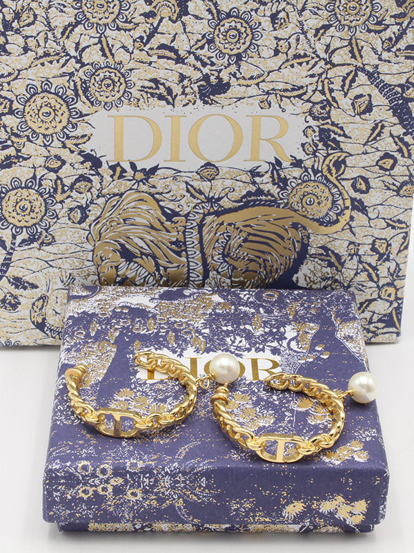 حلق ديور كبير لوقو بيرل حلق dior