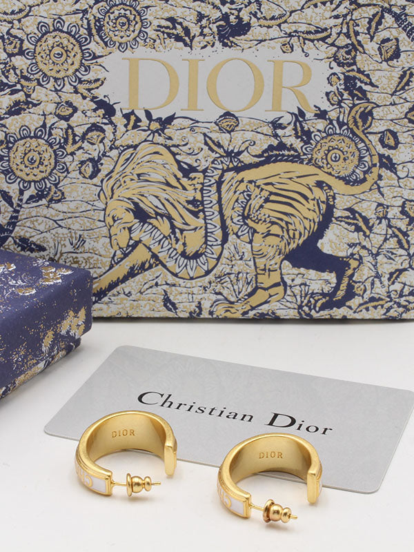 حلق ديور ابيض بذهبي مدور لوقو حلق dior
