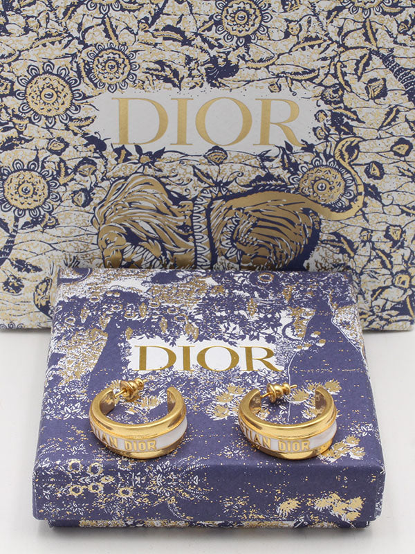 حلق ديور ابيض بذهبي مدور لوقو حلق dior
