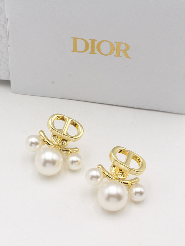 حلق ديور ثري بيرلز لوقو حلق dior ذهبي