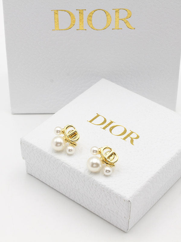حلق ديور ثري بيرلز لوقو حلق dior