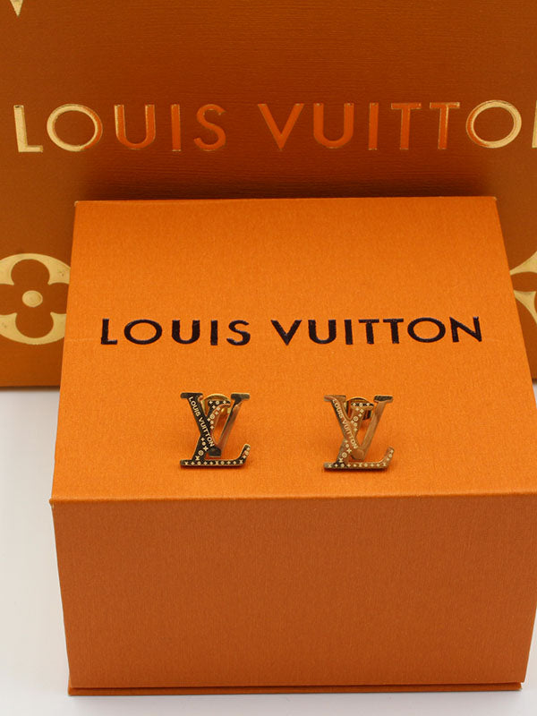 حلق لويس فيتون شعار منحوت حلق louis vuitton ذهبي