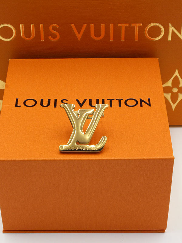 بروش ماركة لويس فيتون وسط بروش louis vuitton ذهبي